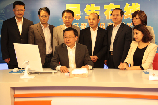 黄岛副区长李红兵(一排左一)与网民在线交流 (摄影 周琦) 黄岛副区长李红兵(一排左一)与网民在线交流 (摄影 周琦)