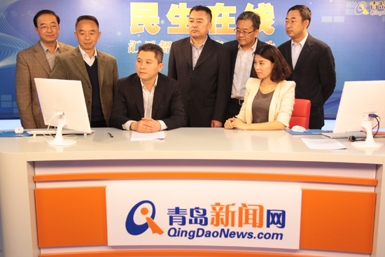 城阳副区长杨超(一排左一)与网民在线交流 (摄影 周琦) 城阳副区长杨超(一排左一)与网民在线交流 (摄影 周琦)