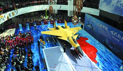 中国首艘航母舰载机1:1模型亮相李沧万达广场 消费满额现场送合影