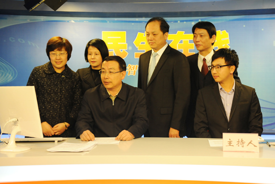 青岛市民政局局长姜军建(一排左一)与网民在线交流 (摄影 张力伟) 青岛市民政局局长姜军建(一排左一)与网民在线交流 (摄影 张力伟)
