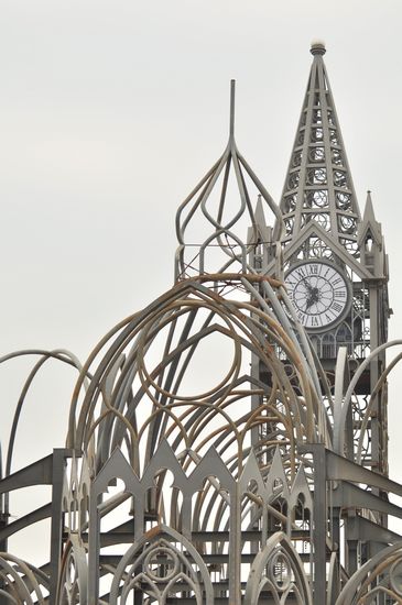 宏伟钢结构钟楼完工 成西海岸新地标 宏伟钢结构钟楼完工 成西海岸新地标