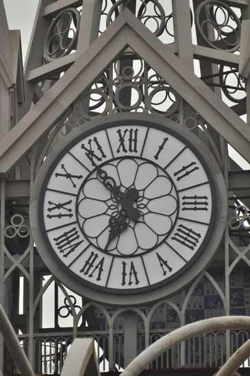 宏伟钢结构钟楼完工 成西海岸新地标 宏伟钢结构钟楼完工 成西海岸新地标