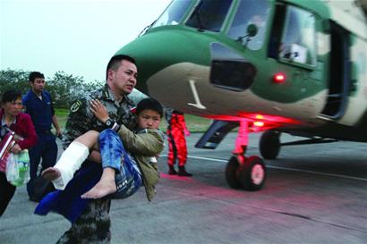 四川救援力量:空军航拍武警挺入 直升机出动