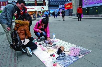 大学生带30元PK谋生能力 卖水和玉米1天赚500 大学生带30元PK谋生能力 卖水和玉米1天赚500