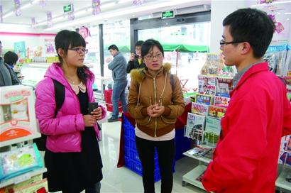 大学生带30元PK谋生能力 卖水和玉米1天赚500 大学生带30元PK谋生能力 卖水和玉米1天赚500