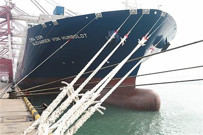世界最大集装箱船首航青岛港 船长396米