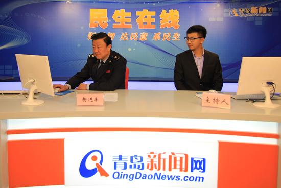 青岛市国家税务局副局长杨进军(一排左一)与网民在线交流 (摄影 陈志伟) 青岛市国家税务局副局长杨进军(一排左一)与网民在线交流 (摄影 陈志伟)