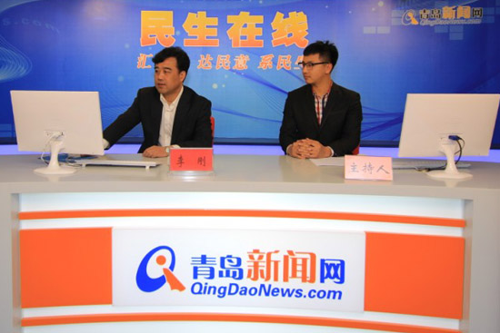青岛市统计局局长李刚(一排左一)与网民在线交流 (摄影 陈志伟) 青岛市统计局局长李刚(一排左一)与网民在线交流 (摄影 陈志伟)