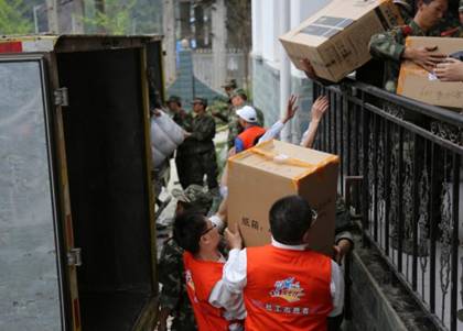 F:\芦山地震\苏宁社工志愿者与救援部队将物资安置在双石镇物资接收点.jpg