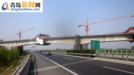 青荣铁路最大跨度连续梁合龙 横跨青威高速