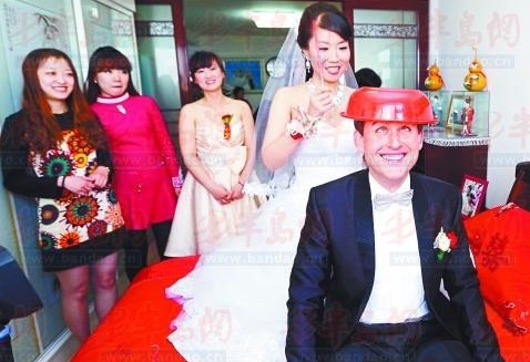 洋女婿征服青岛美女 婚礼送丈人鲅鱼讨喜 洋女婿征服青岛美女 婚礼送丈人鲅鱼讨喜