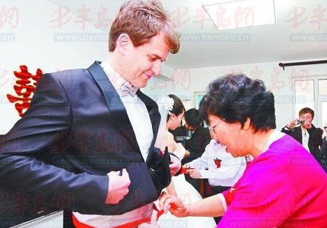 洋女婿征服青岛美女 婚礼送丈人鲅鱼讨喜 洋女婿征服青岛美女 婚礼送丈人鲅鱼讨喜