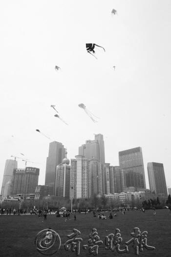 2日下午,在和煦的春风中,五四广场上风筝翩飞。