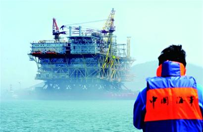 亚洲最大深海油气平台青岛起航赴南海