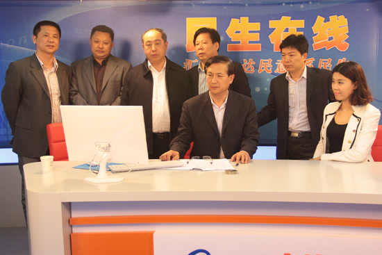 青岛市安监局副局长贺照兴(一排左一)与网民在线交流 (摄影 周琦) 青岛市安监局副局长贺照兴(一排左一)与网民在线交流 (摄影 周琦)