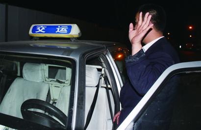 酒司机轧伤人逃逸 过路的哥猛追9公里 酒司机轧伤人逃逸 过路的哥猛追9公里