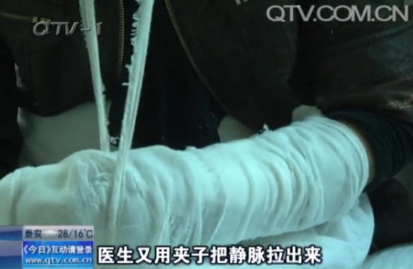 女子讨薪不成割腕 静脉断两根血流如注 女子讨薪不成割腕 静脉断两根血流如注