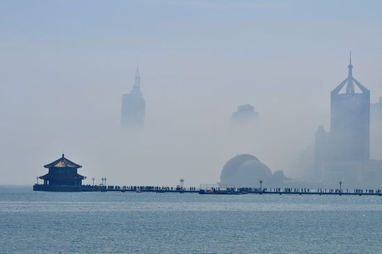 岛城现平流雾奇观