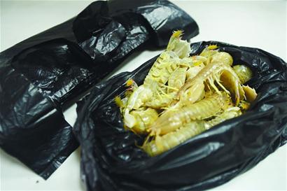 螃蟹刚松绑海鲜又上套:塑料袋150克一只
