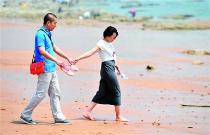 浴场开放前沙滩将深度清洁 避免赤脚被扎伤 浴场开放前沙滩将深度清洁 避免赤脚被扎伤