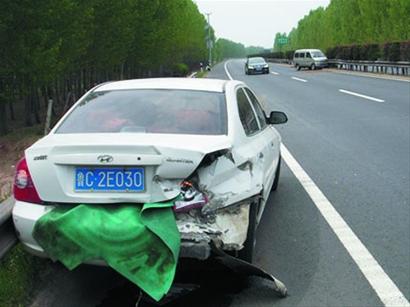 男子高速路上开车打盹 两车顶牛严重变形 男子高速路上开车打盹 两车顶牛严重变形