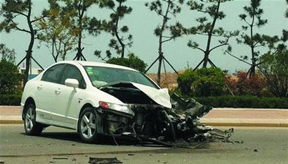 帕萨特思域迎面相撞 车轮成飞碟甩出20米 帕萨特思域迎面相撞 车轮成飞碟甩出20米