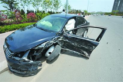 帕萨特思域迎面相撞 车轮成飞碟甩出20米 帕萨特思域迎面相撞 车轮成飞碟甩出20米