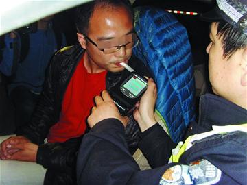 交警夜查酒驾 仨酒司机罚款千元记满12分 交警夜查酒驾 仨酒司机罚款千元记满12分