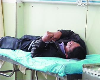 倔犟轻生男子两次割腹自杀 女友堕胎致其抑郁 倔犟轻生男子两次割腹自杀 女友堕胎致其抑郁