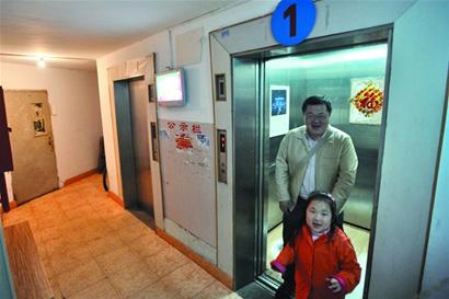 青岛130部电梯超期服役 一坏10年没人修