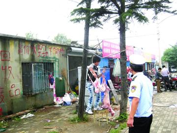 饭馆当街宰杀活羊 挂上树枝卖肉鲜血淋淋