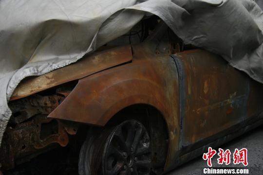 由于沟通无果，车主将被烧毁的车停在了位于杭州沈半路的万国福特4s店 赵小燕 摄