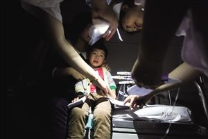 5月31日，宁波第三医院(宁大附属医院)，急诊室走道内，出现中毒症状前来治疗的患者中不乏小孩子的身影 摄影 记者 贾东流
