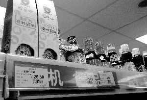 永旺超市里，儿童酱油价格不菲且品种繁多，但买的顾客较少。信息时报记者 郭柯堂 摄 