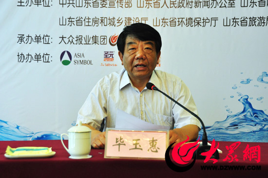 莱芜市委常委、宣传部长毕玉惠介绍莱芜市有关建设情况。 莱芜市委常委、宣传部长毕玉惠介绍莱芜市有关建设情况。