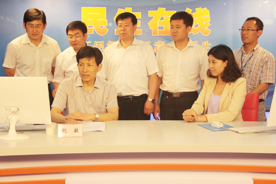 市人力资源社会保障局局长纪敏(一排左一)与网民交流 (周琦 摄) 市人力资源社会保障局局长纪敏(一排左一)与网民交流 (周琦 摄)