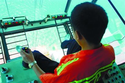 青岛港超级工人炼成记:50米高空对准锁眼