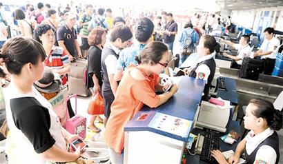 青岛机场迎客流高峰 单日出入境8955人次