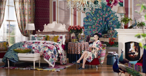 富安娜 富安娜创意设计 富安娜美传万家 富安娜林国芳 艺术家纺 富安娜品牌 国内家纺行业 家纺品牌 富安娜床品 富安娜风格 秋冬新花床品 雀悦中国 春夏孔雀时尚 彩云之南 杨丽萍《雀之恋》 杨丽萍《孔雀》