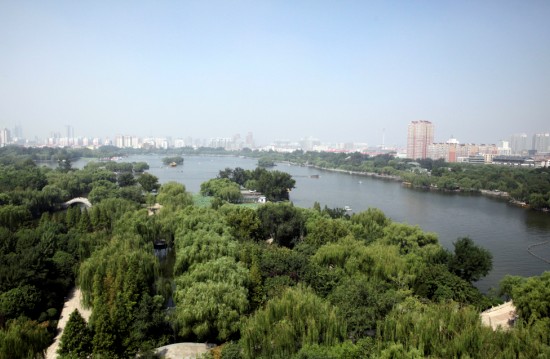 明湖美景惹人流连 半城湖光济南似江南