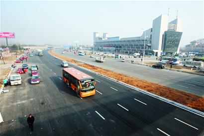 重庆路北段仍在施工 绕行车龙排两公里