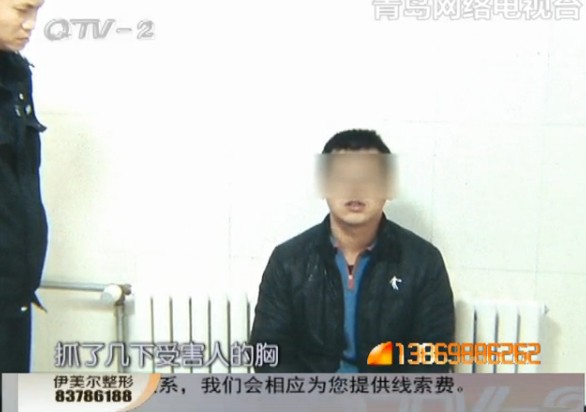 大胆小贼抢包不忘揩油 女子惨遭袭胸 大胆小贼抢包不忘揩油 女子惨遭袭胸