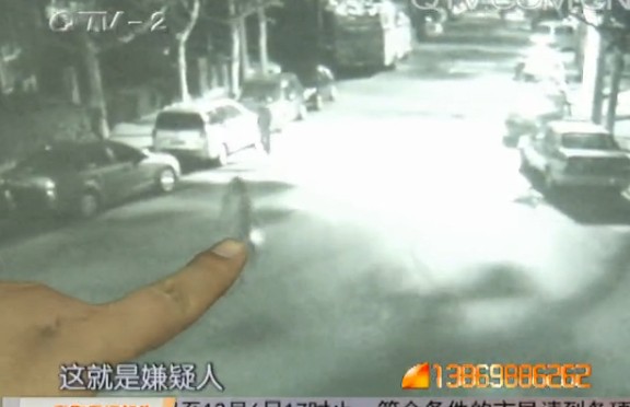 大胆小贼抢包不忘揩油 女子惨遭袭胸 大胆小贼抢包不忘揩油 女子惨遭袭胸