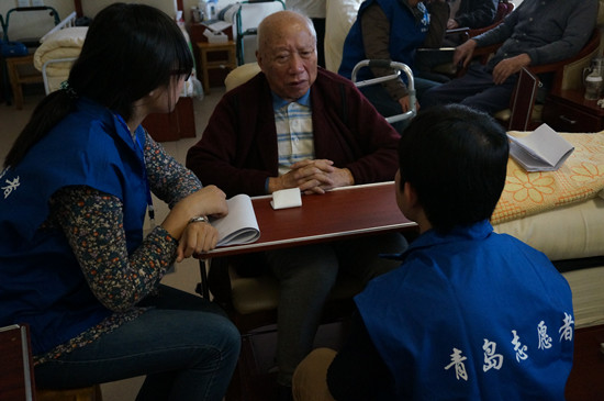 情系养老院大学生志愿者送温暖 为9旬老人庆生 情系养老院大学生志愿者送温暖 为9旬老人庆生