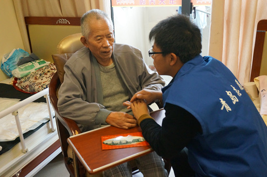 情系养老院大学生志愿者送温暖 为9旬老人庆生 情系养老院大学生志愿者送温暖 为9旬老人庆生
