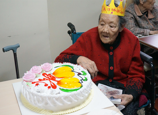 情系养老院大学生志愿者送温暖 为9旬老人庆生 情系养老院大学生志愿者送温暖 为9旬老人庆生
