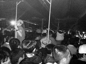 昨晚7点,普陀山客运码头,游客排队登船。 东方拍客 @卖矿泉水的甜甜 图