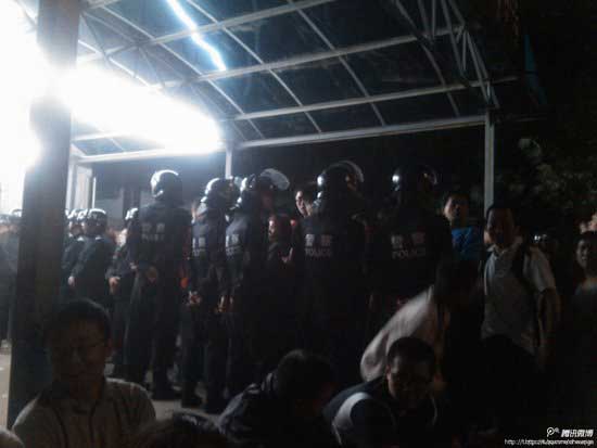 据陈里微博信息显示,截至昨晚12时,被困游客已被基本疏散下山。