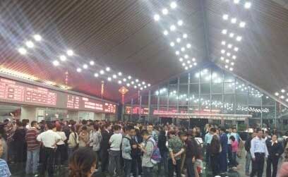 华山游客聚集在售票大厅