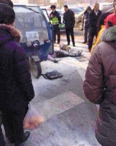 天天快递员被查当街自焚 着火后抱住交警 天天快递员被查当街自焚 着火后抱住交警